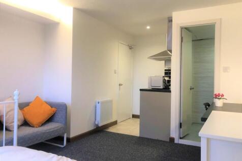 A neat and inviting single bedroom featuring a ...