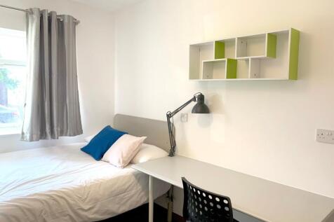 Bright and tidy single bedroom featuring a comf...