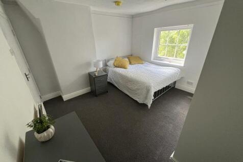 A neat and well-maintained double bedroom featu...