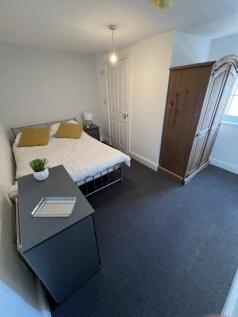 A neat and cozy double bedroom featuring a comf...