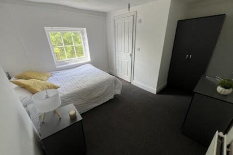 A neat double bedroom featuring a comfortable b...