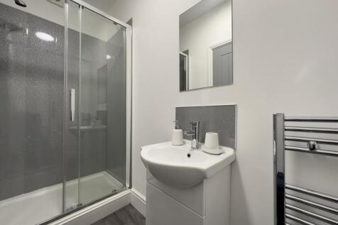 A modern and clean bathroom featuring a spaciou...
