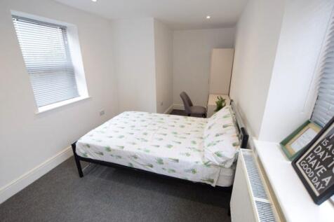 A spacious and tidy double bedroom with good na...