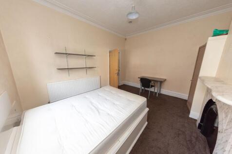 A cozy bedroom featuring a double bed, neutral ...