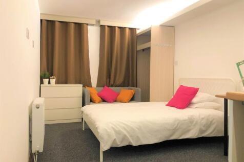 A cozy and well-kept double bedroom featuring a...