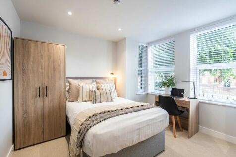 Bright and inviting double bedroom with a cozy ...