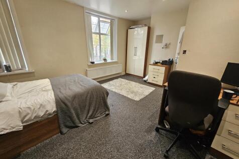 A well-maintained, cozy single bedroom with a b...