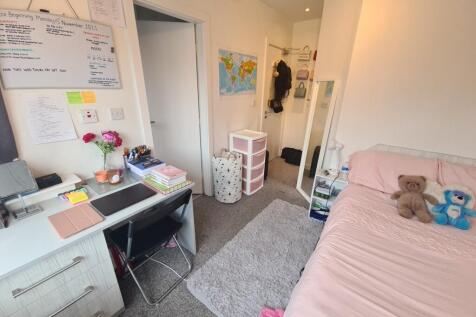 Bright and tidy single bedroom featuring a comf...
