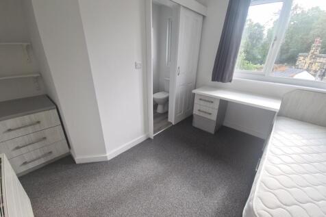 Bright and tidy single bedroom featuring a larg...