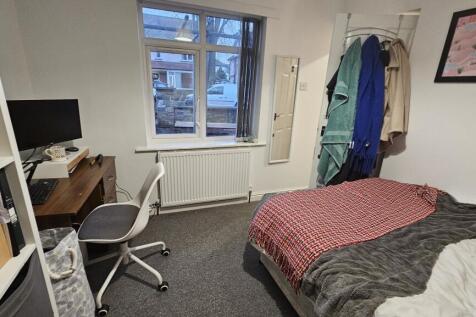 Cozy and tidy single bedroom featuring a comfor...