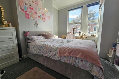 A cozy double bedroom featuring a comfortable b...