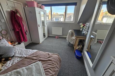 A cozy single bedroom featuring a comfortable s...