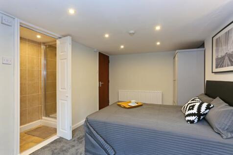 Spacious and well-maintained master bedroom fea...