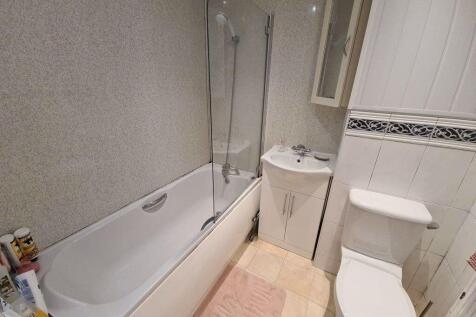 A spacious and well-maintained bathroom featuri...
