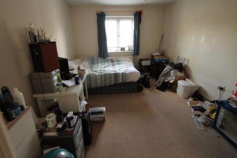 A cozy bedroom featuring a double bed with a wi...