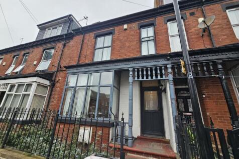 A charming traditional house with a well-mainta...