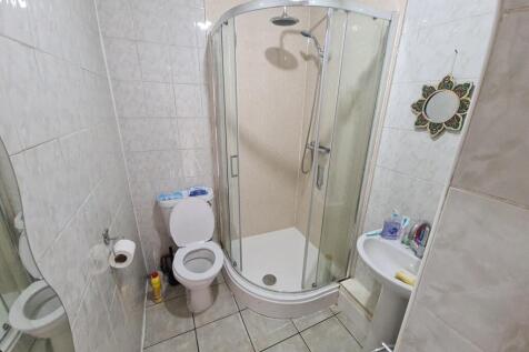 A clean and well-maintained bathroom featuring ...