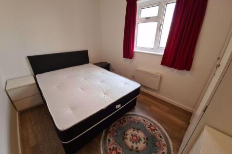 A neat and well-maintained double bedroom featu...