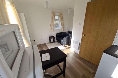 A tidy and bright double bedroom featuring natu...