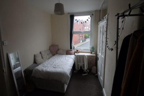 A cozy single bedroom featuring a double bed, n...