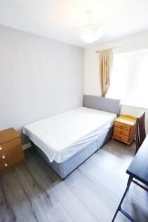 Bright, tidy bedroom with a comfortable double ...