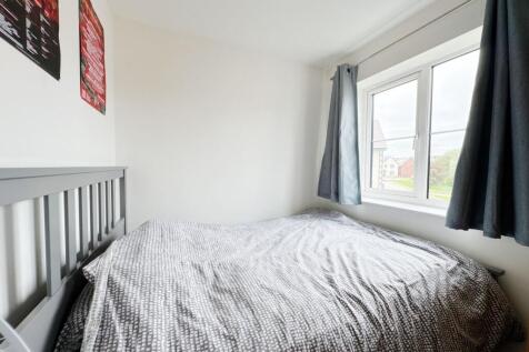 Bright, tidy double bedroom with a comfortable ...