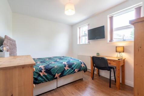 Bright and welcoming single bedroom featuring a...