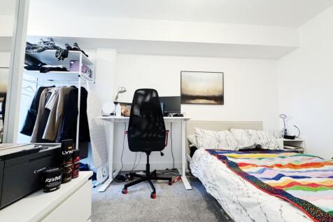 Bright, tidy bedroom with a comfortable double ...