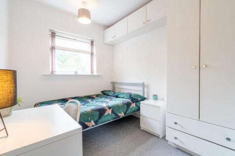 A bright and neatly maintained single bedroom f...