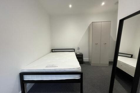 A spacious and tidy double bedroom, perfect for...