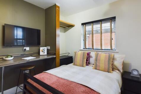 A cozy and inviting double bedroom featuring mo...