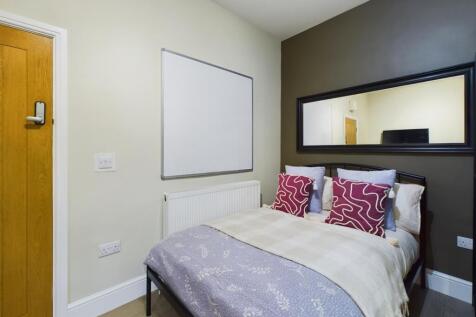 A cozy and well-maintained double bedroom, perf...