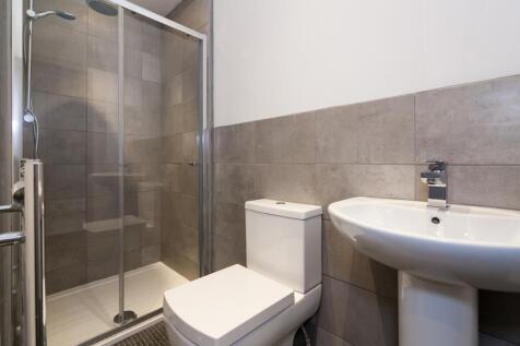 A modern and clean bathroom featuring a spaciou...