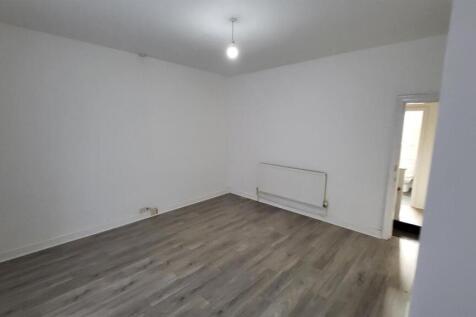 Bright, freshly redecorated double bedroom with...