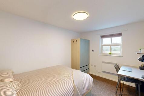 Bright, tidy double bedroom with a double bed, ...