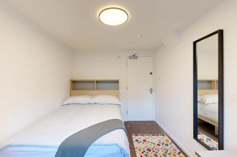 Bright, neatly presented bedroom with a single ...