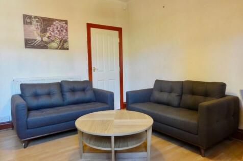 A welcoming and well-maintained living room fea...