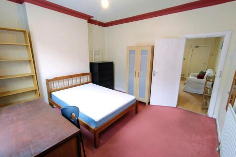 Bright, well-kept double bedroom with a wooden ...