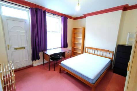 Bright, well-presented double bedroom with a wo...