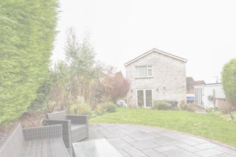 A spacious and well-maintained garden perfect f...