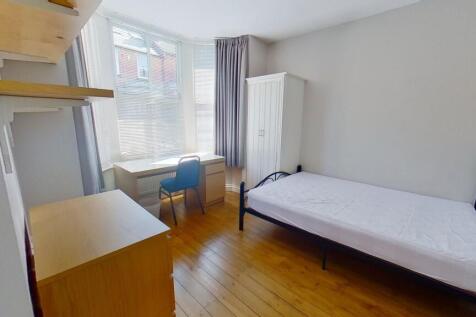 Bright single bedroom with large bay window, wo...