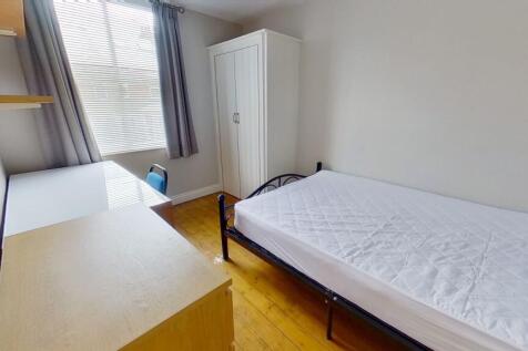 Bright, neatly presented bedroom with a single ...