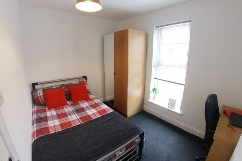 Bright, neatly presented double bedroom with a ...