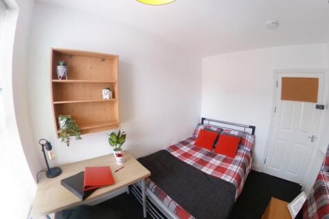 Bright, neatly presented double bedroom with pa...