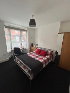 Bright, neatly presented double bedroom with a ...