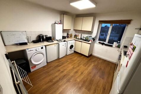 Well-equipped communal kitchen with plenty of f...