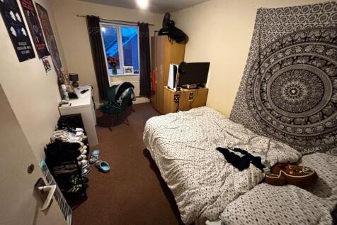 Bright, well furnished bedroom with a comfortab...