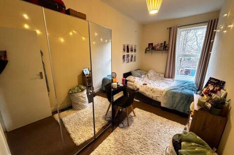 Bright, cosy double bedroom with a comfortable ...
