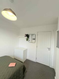 Bright, neatly presented single bedroom with cl...