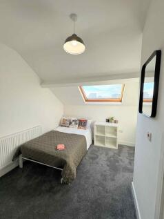 Bright, tidy attic bedroom with a skylight, neu...